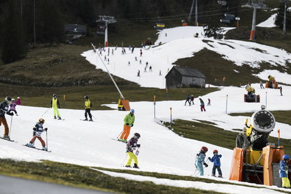 Za ciepło nawet na sztuczny śnieg. Pogoda psuje ferie w Europie