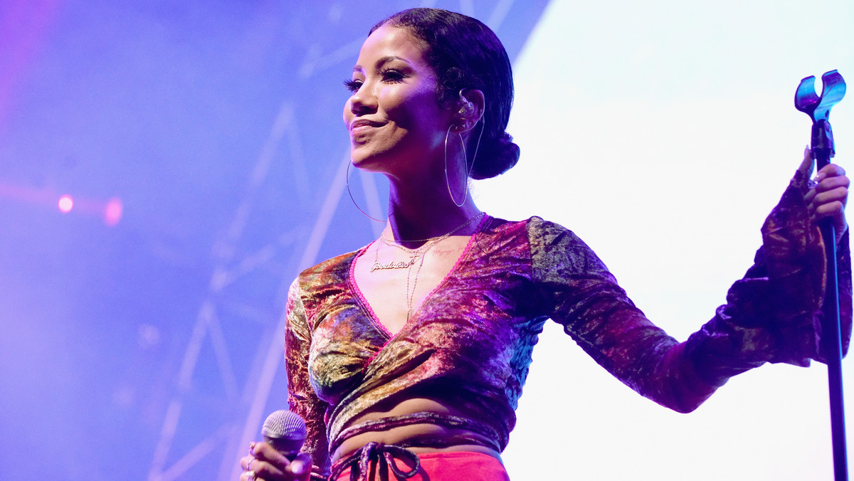 Jhene Aiko przerwała swój koncert w Atlancie. Artystka zauważyła, że jedna z jej fanek ma atak padaczki. Wokalistka natychmiast zawiadomiła o sprawie ratowników medycznych.