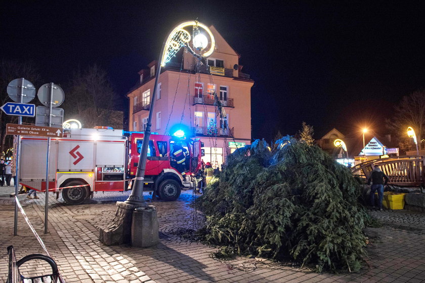 Wiatr przewócił choinkę na Krupówkach