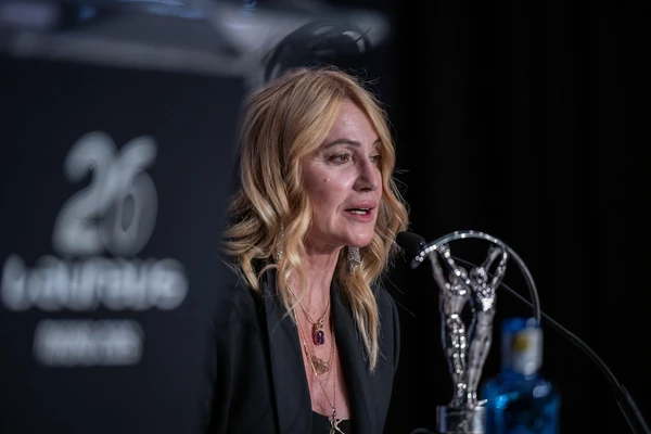 Silovao ju je sin Čaušeskua, tajnom službom odvojio od voljenog muškarca i naterao da abortira. Kad je njega srela, sve se promenilo: NAĐA KOMANEČI se pojavila sa mužem kao PRAVA ŽIVOTNA POBEDNICA