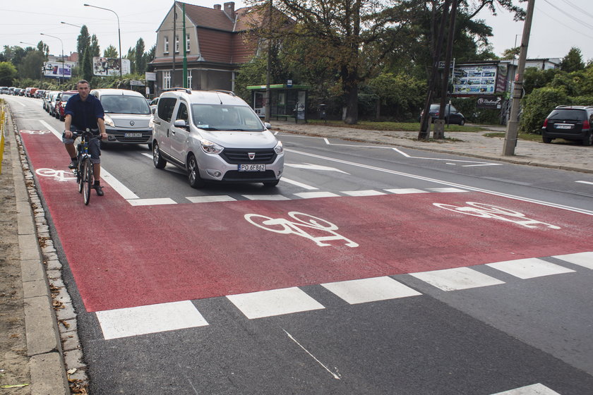 Rowerowy bubel na ulicy Pułaskiego. Tuż obok śluzy dla cyklistów