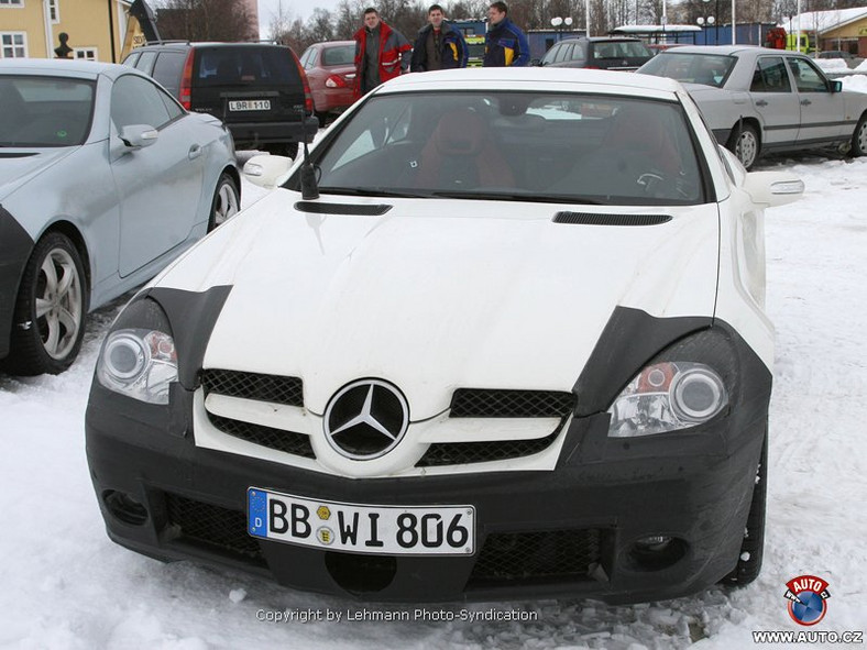 Zdjęcia szpiegowskie: odmłodzony Mercedes-Benz SLK