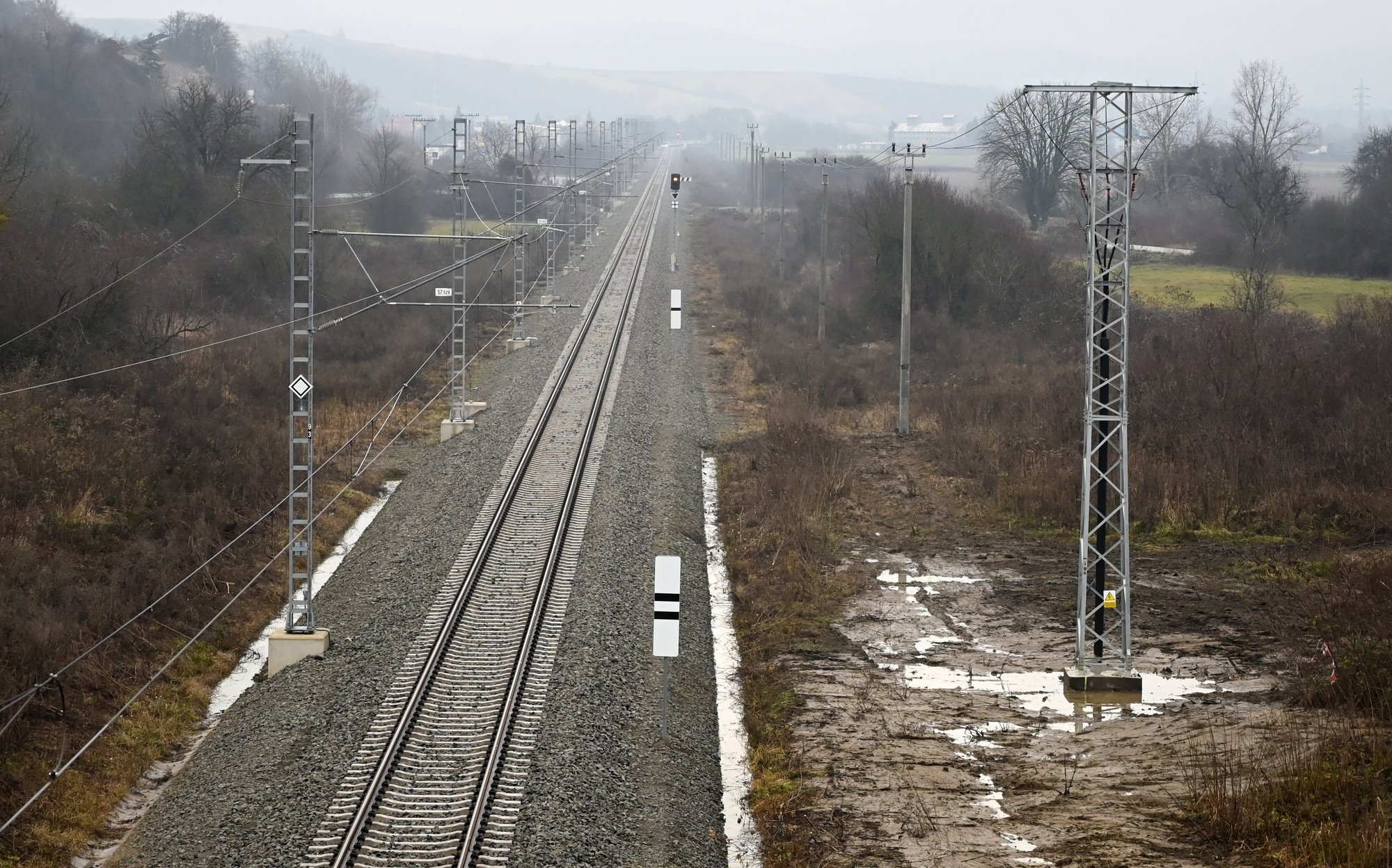 Nový úsek železničnej trate po ukončení elektrifikácie a komplexnej rekonštrukcie trate Bánovce nad Ondavou – Humenné pri obci Brekov. 