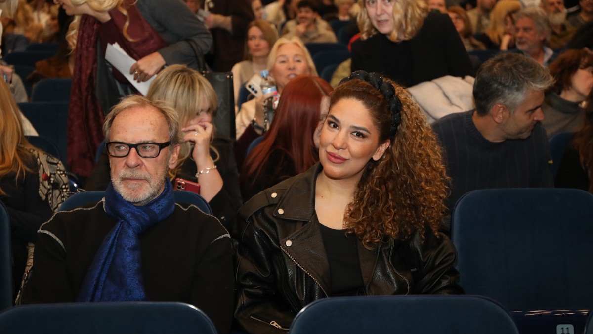 (FOTO) SA NJOM JE DOBIO SINA U SEDMOJ DECENIJI ŽIVOTA Glumac u javnosti sa zgodnom Beograđankom, uskladili stajlinge: "Normalno da se primeti razlika u godinama" Kép