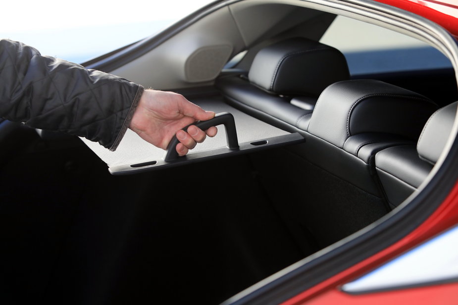 Przesuwana w bok roleta umożliwia dotarcie do bagaży z wnętrza samochodu.