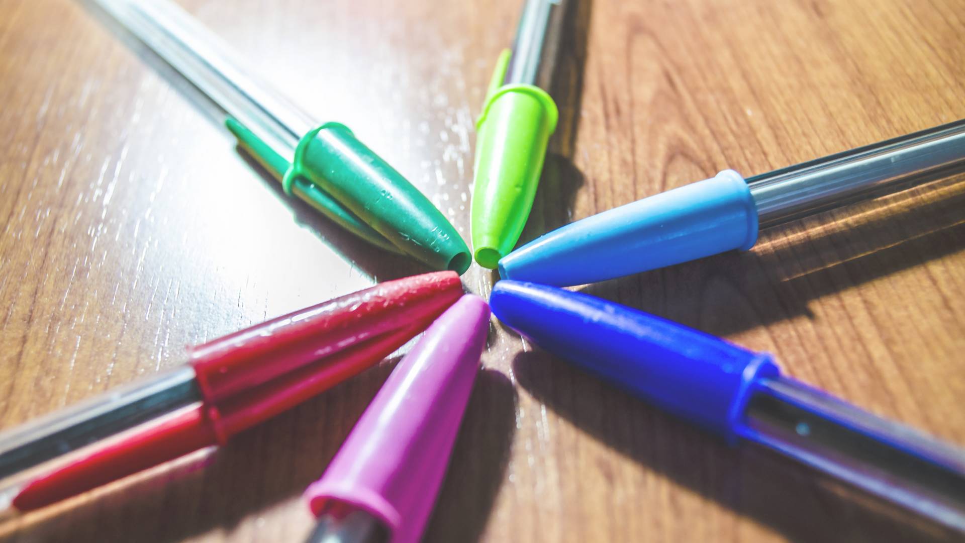 Dlaczego w skuwkach długopisów są otwory? One ratują życie