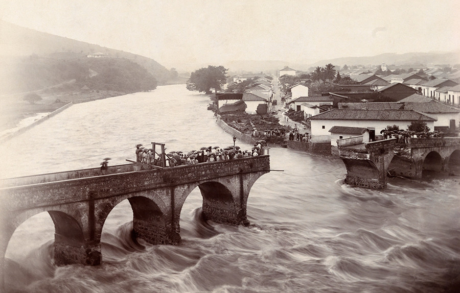 Most w Tegucigalpie (Honduras) zniszczony przez przybór wody - sierpień 1916 - fot. F.J. Youngblood, National Geographic