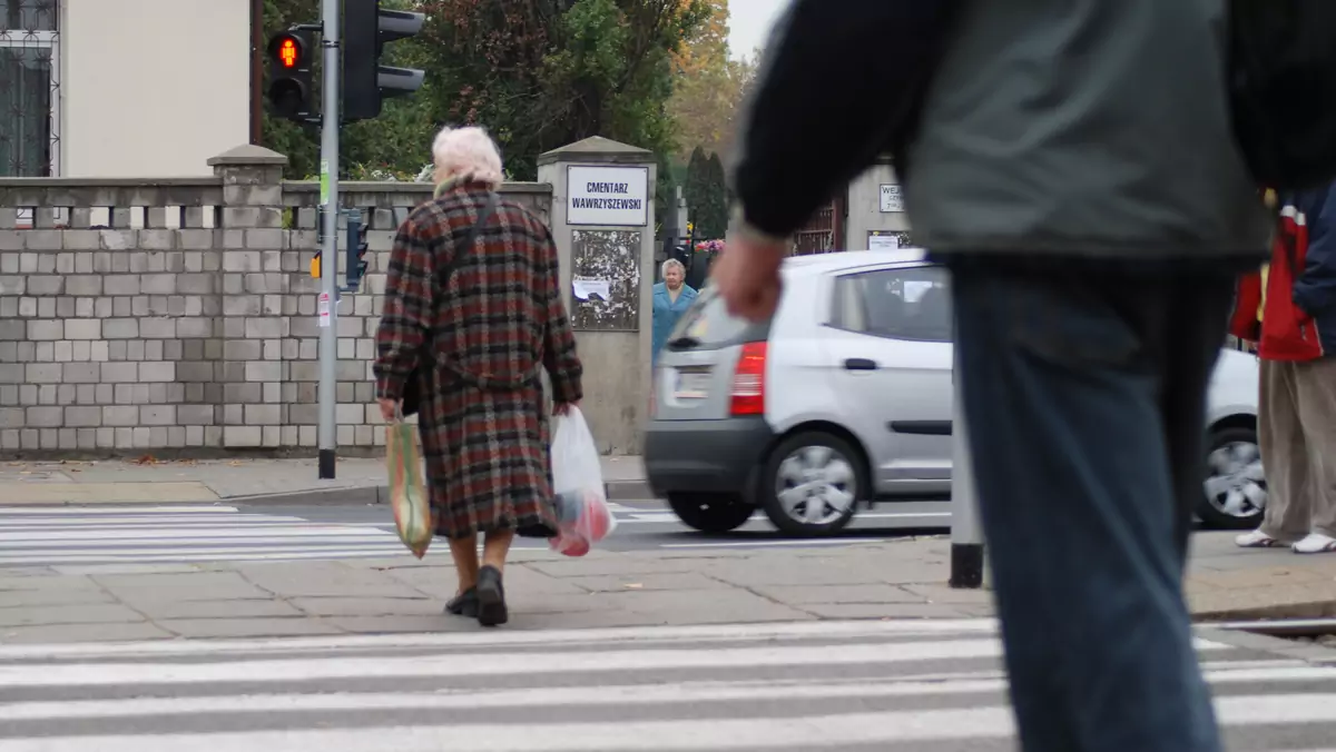 Starsza osoba na przejściu dla pieszych