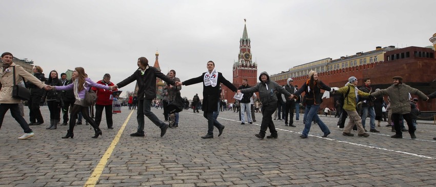 Protestantni se drže za ruke na centralnom moskovskom trgu