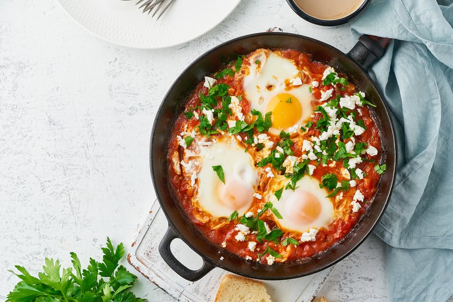 Szakszuka z serem mozzarella i pieczywem