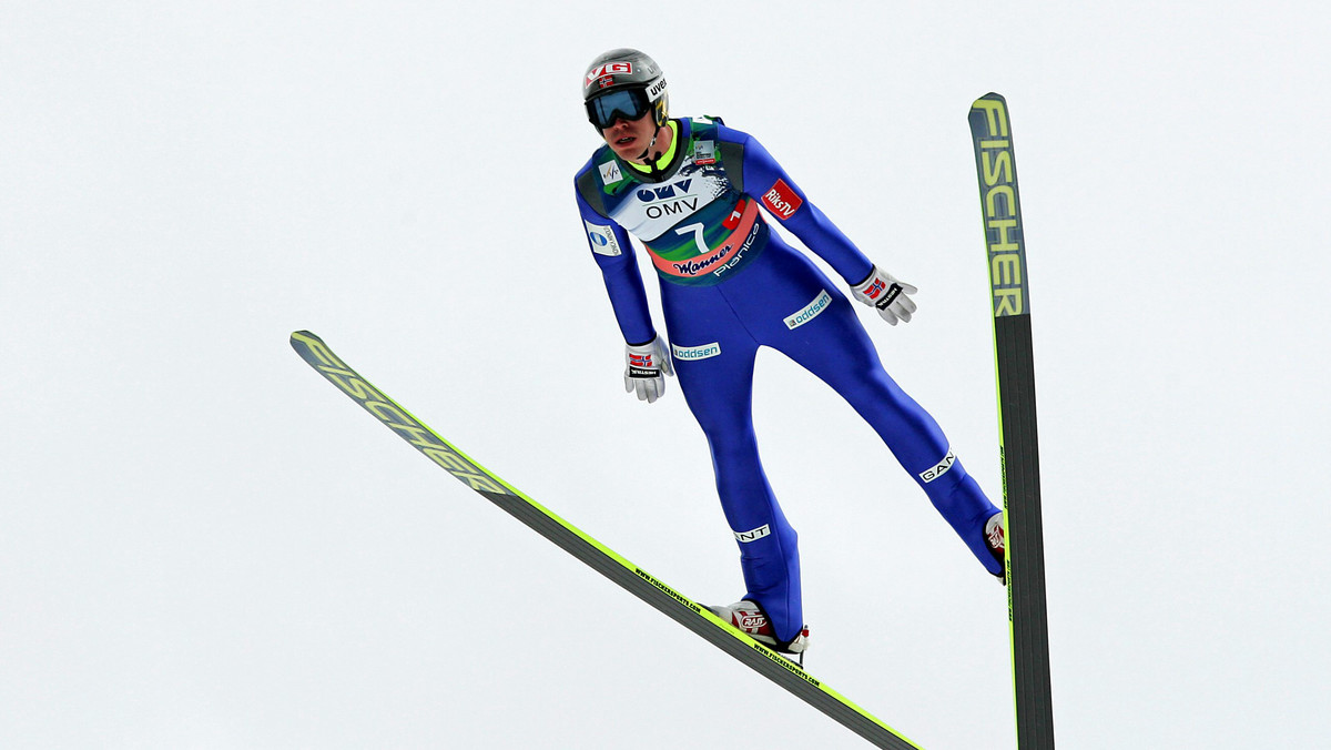 Andreas Stjernen wygrał kwalifikacje do niedzielnego konkursu w Vikersund. Norweg osiągnął w swojej próbie 234 metry, co było drugą odległością kwalifikacji. Do konkursu awansowało czterech Polaków. Najlepiej z nich spisał się Aleksander Zniszczoł, który skoczył 204 metry. Wśród najlepszej dziesiątki przyzwoicie zaprezentował się Piotr Żyła, który skoczył 198,5 metra. Dmitrij Wasiljew oddał skok na odległość 254 metrów, co jest najdłuższym skokiem w historii. Rosjanin nie ustał jednak tej próby.