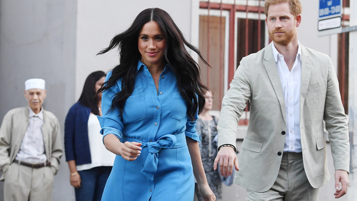 Meghan zadała szyku! Zachwyciła niebieską sukienką