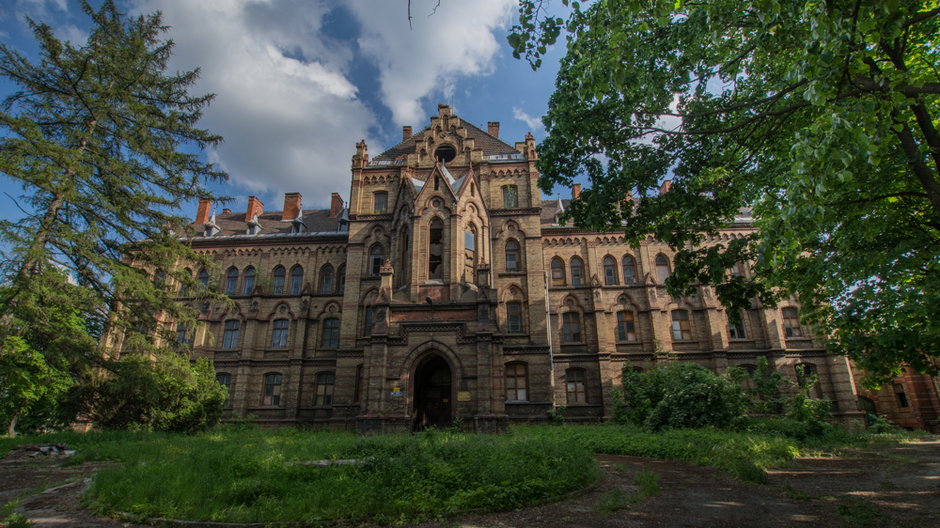 Opuszczony "pałac" w Mokrzeszowie, sierpień 2021