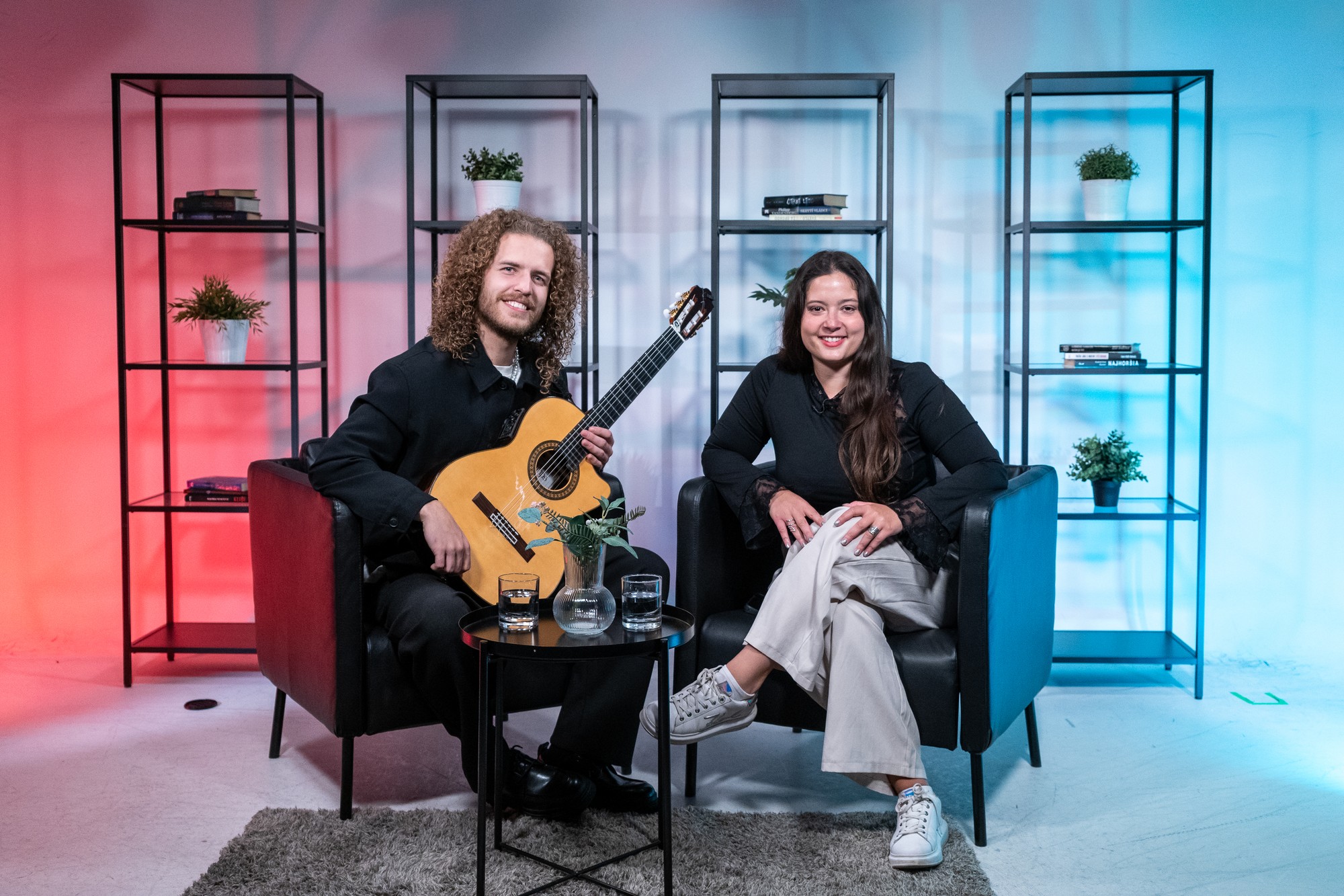 Gitarista, spevák a skladateľ Dávid Bílek s Teri Čikoš.