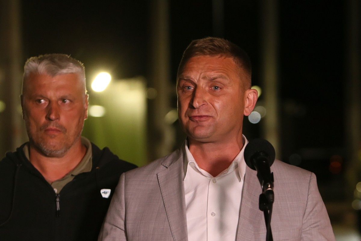 Świecko, 07.07.2025. Lider Ruchu Obrony Granic Robert Bąkiewicz (P) udziela wypowiedzi dla mediów po zakończeniu briefingu ministrów spraw wewnętrznych i administracji Tomasza Siemoniaka oraz infrastruktury Dariusza Klimczaka na granicy polsko-niemieckiej w Świecku, 7 bm. Rozpoczęła się tymczasowa kontrola osób, przywrócona od 7 lipca 2025 r. do 5 sierpnia 2025 r. na granicach państwowych z Republiką Federalną Niemiec i z Republiką Litewską. (amb) PAP/Lech Muszyński