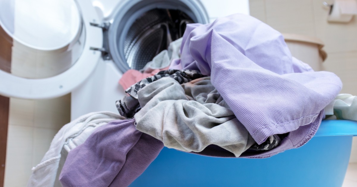 Jak prawidłowo wyprać kurtkę w pralce? Koniecznie zrób to jeszcze przed zimą!