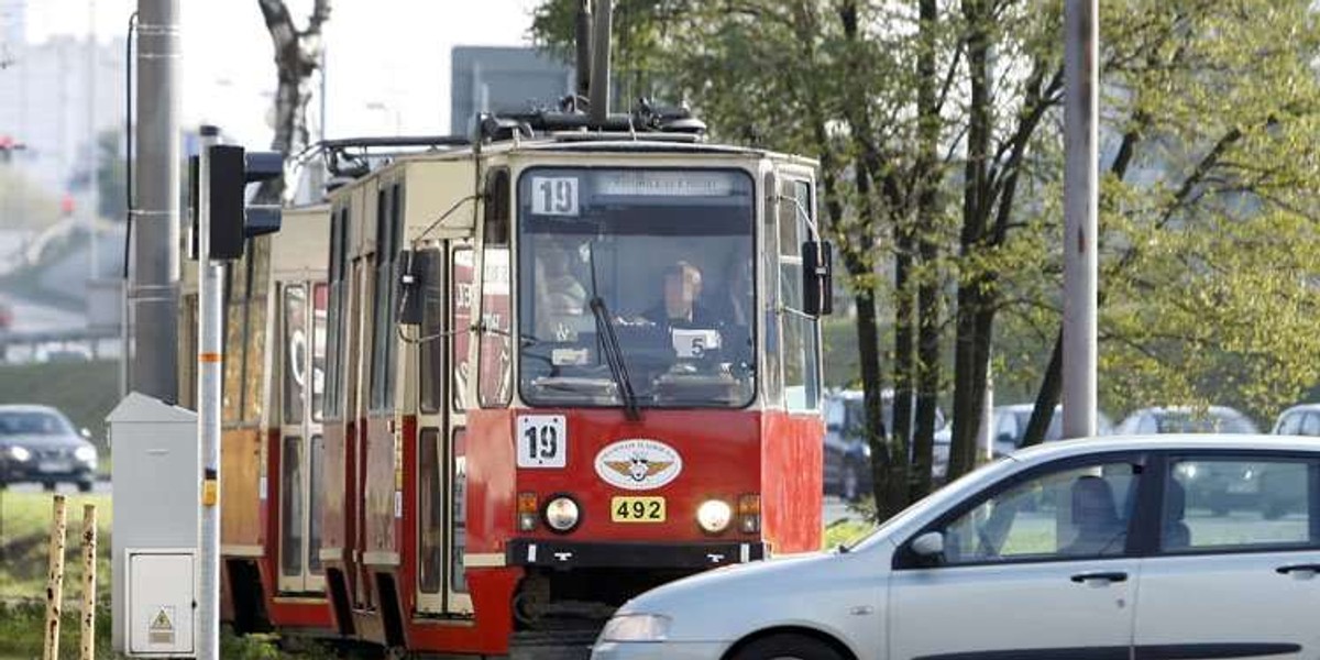 Tramwaje stoja na światłach