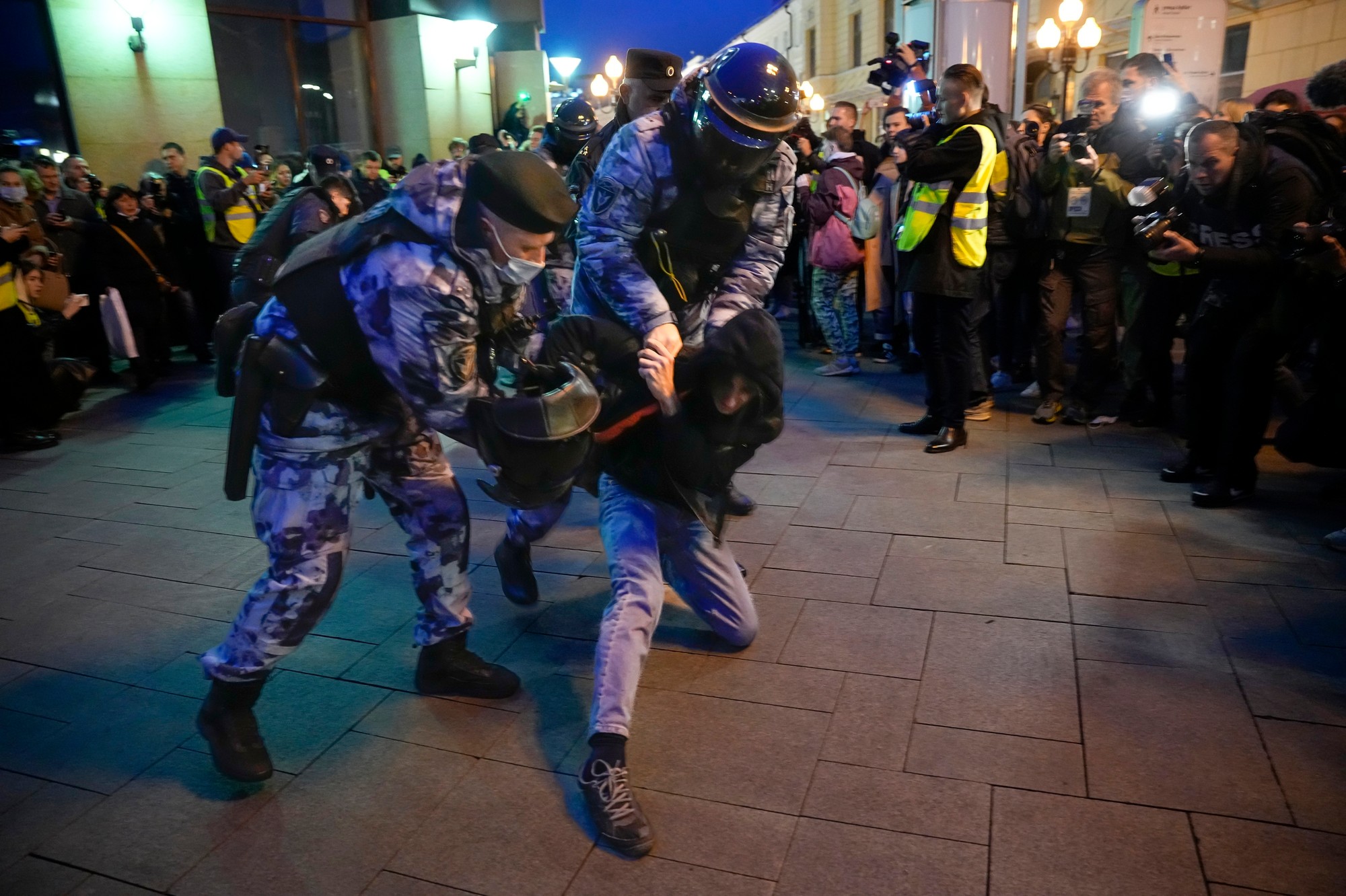 Demonštrácie proti ohlásenej mobilizácii sa konali v najmenej 38 mestách Ruska.