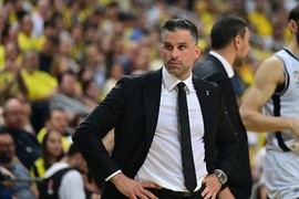 Žene ODLEPILE ZA NOVIM SELEKTOROM košarkaške reprezentacije Srbije: Kad je skinuo odelo - KOLAPS, sve bi da znaju da li je OŽENJEN i ko je srećnica koja ga je 'SMOTALA'