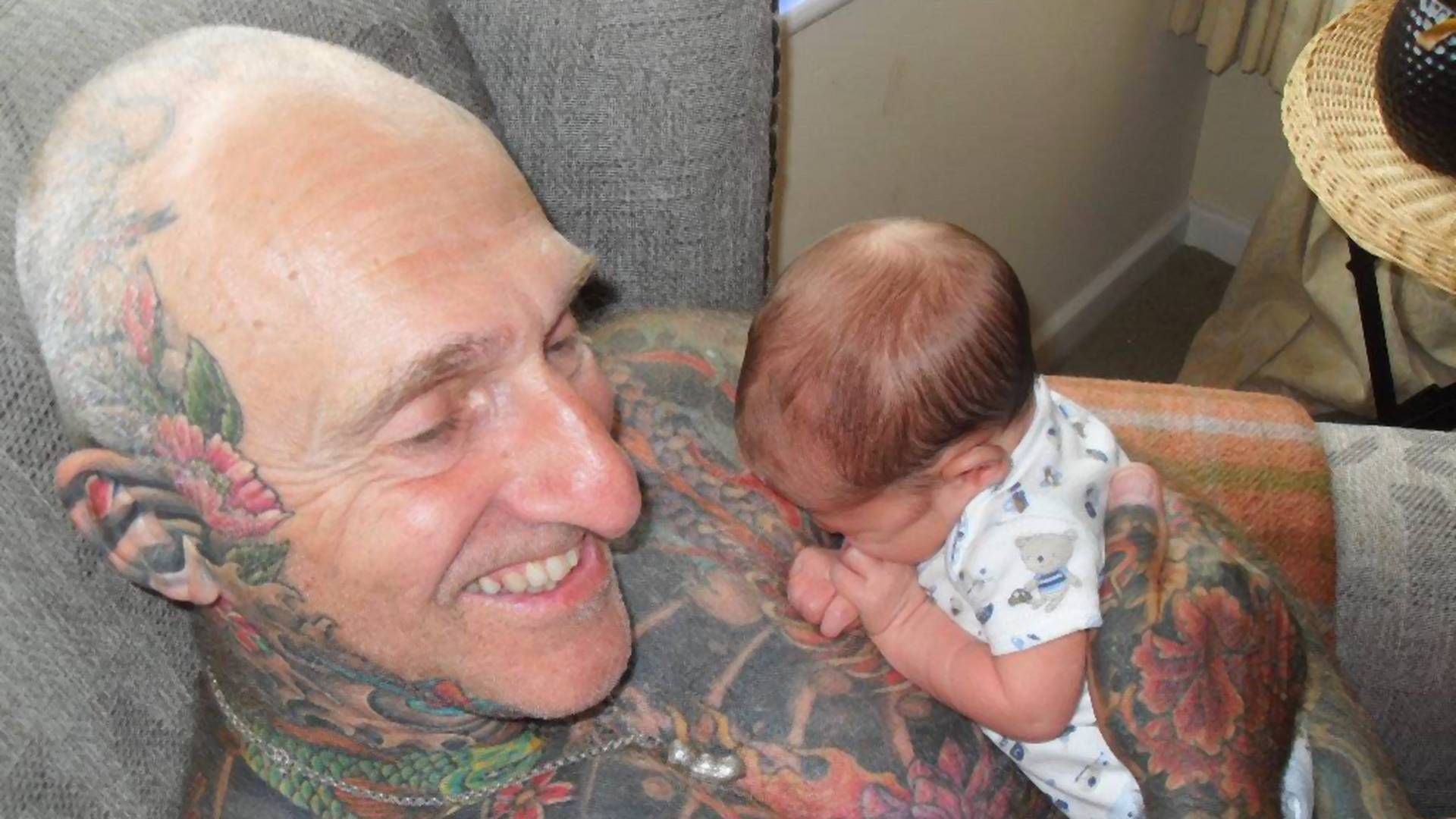 "Egyiket se bántam meg" –  így néz ki a széttetovált 72 éves nagypapa