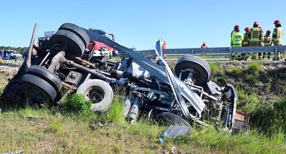 Koszmarny wypadek na S5. Kabina busa zmiażdżona, ciężarówka na dachu [ZDJĘCIA]