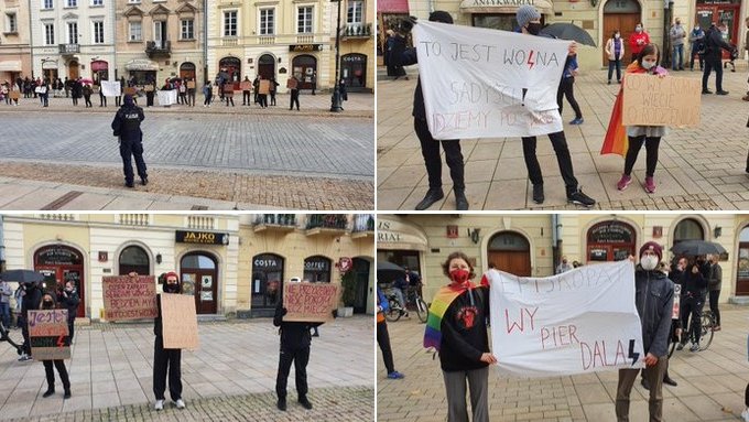 Przed kościołem św. Krzyża w Warszawie