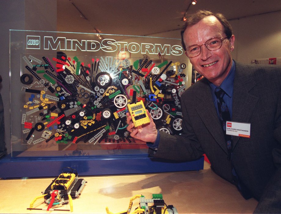 Kjeld Kirk Kristiansen, wnuk założyciela Lego Group, z kontrolerem do programowania robotów z serii Mindstorms. Zdjęcie z 1998 r. 