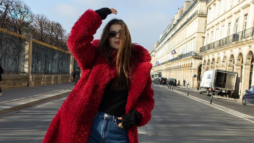 Emma Muller v červenej farbe a fluffy kabátiku