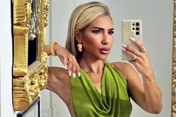 SVI SE PITAJU DA LI NOSI DONJI VEŠ Jovana Jeremić se u haljini bez leđa okrenula ka kameri i opalila selfi - LJUDI ZUMIRAJU SLIKU