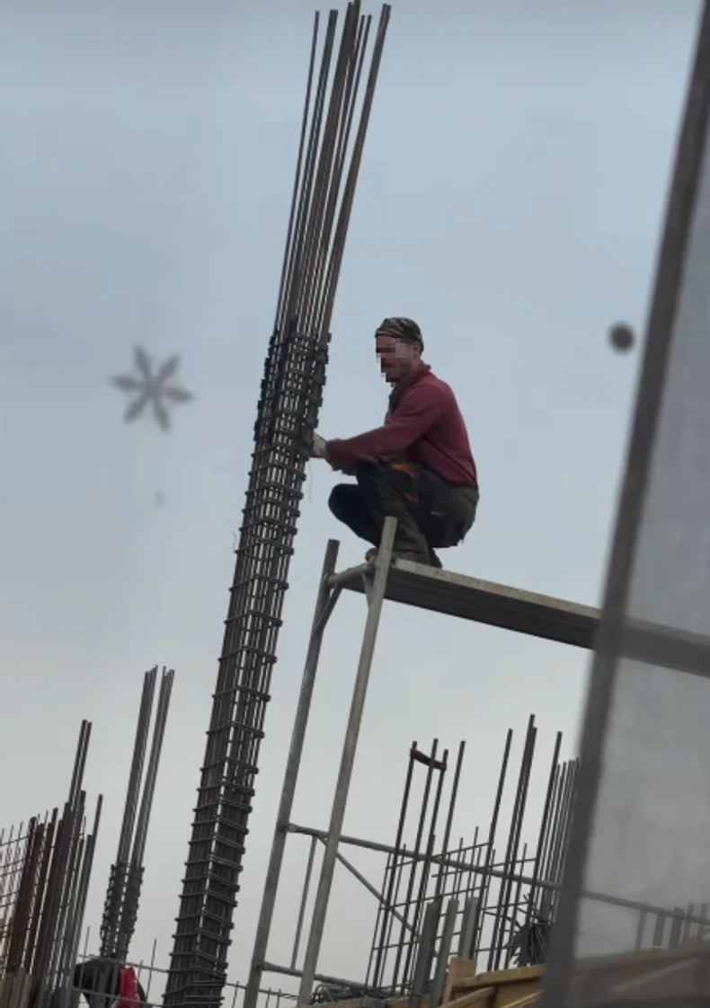 Oduševljena izgledom momka koji radi na građevini