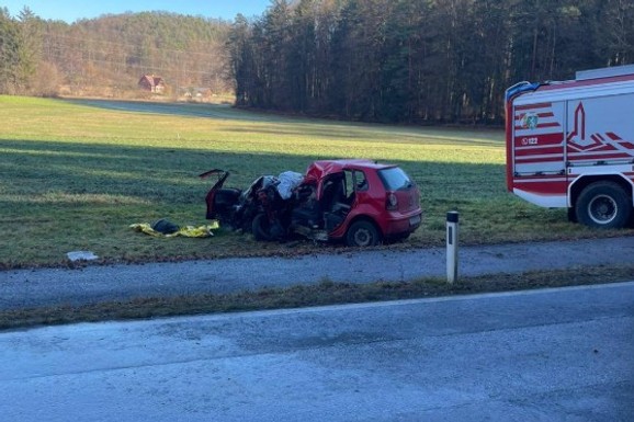 HOROR NA PUTU Mladić (25) pokušao da pretekne kamion slovenačkih tablica, PA POGINUO U HOROR SUDARU, od auta NIJE OSTALO NIŠTA