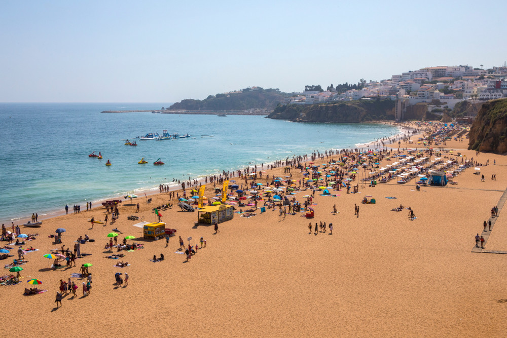 Turyści na plaży w Albufeirze