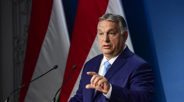 Orbán Viktor olvasással tölti az idejét/ Fotó: MTI/Koszticsák Szilárd