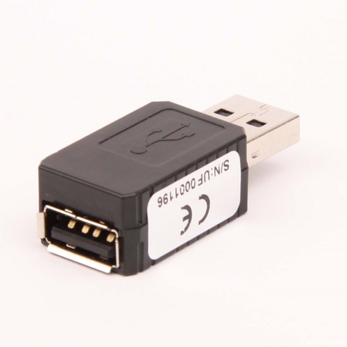 <b>Keylogger</b>
<br><br>
Nie, to nie jest zwykły pendrive. To coś zdecydowanie bardziej niebezpiecznego - szczególnie w rękach cyberprzestępców. Keylogger wpięty w port USB rejestruje wszystkie uderzenia w klawiaturę komputera. Warto podkreślić, że urządzenie nie jest wykrywalne w systemie, a jego wpięcie do komputera nie przejawia się pojawieniem żadnej ikony. Wbudowane 16MB pamięci pozwala na zapamiętanie nawet 4 tysięcy stron tekstu. Co ważne, urządzenie posiada wbudowany moduł Wi-Fi, dzięki czemu 