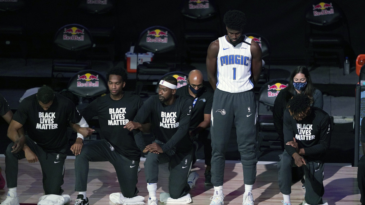 Koszykówka - NBA nie wszyscy klęczą podczas hymnu