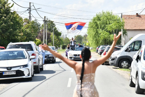 "HOĆEMO MALO DA DOŽIVIMO TAJ VAJB" Beograđanin kumu isplanirao momačko veče u STRIPTIZ BARU ljudi ga napali: "To su te porodične vrednosti"