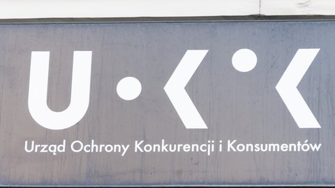 W reklamach obu firm wysokość rzeczywistej rocznej stopy oprocentowania była zaniżona, w niektórych przypadkach znacznie.