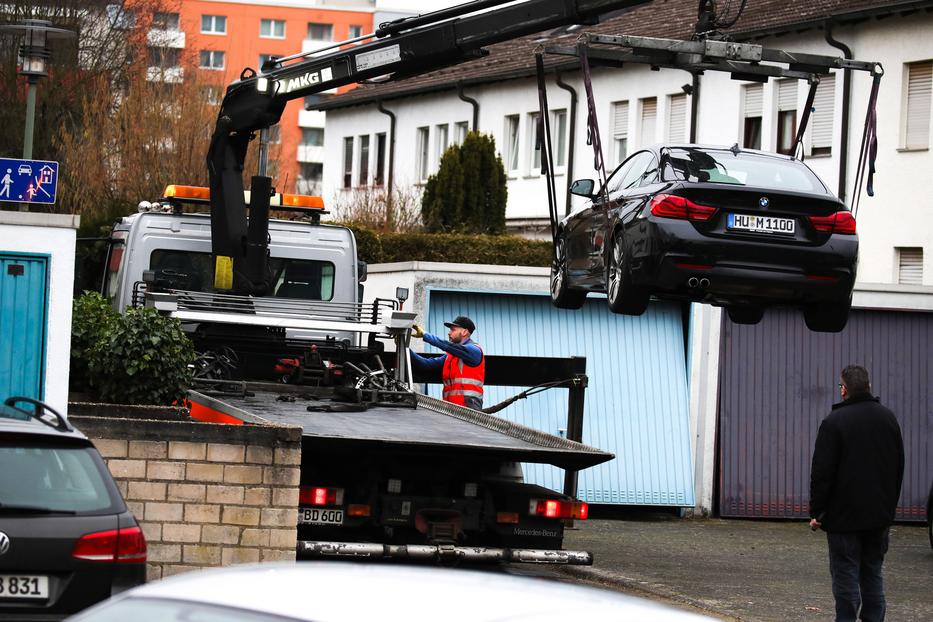 A feltételezett elkövető autóját szállítják el rendőrök a férfi lakóhelyéről a Frankfurt am Main melletti Hanau városban elkövetett lövöldözést követően, csütörtök reggel / Fotó: MTI/EPA/Armando Babani