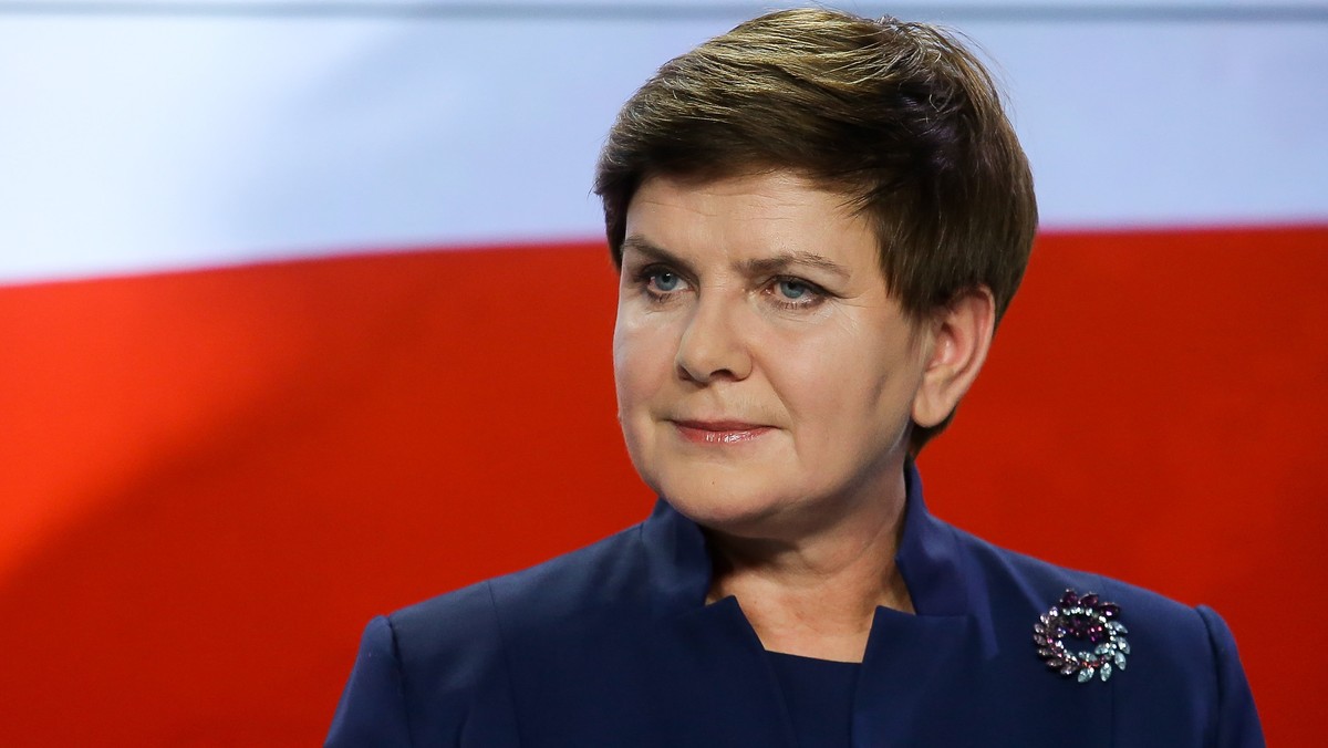 Kandydatka na premiera Beata Szydło przedstawiła skład przyszłego rządu. Wśród kandydatów na ministrów są m.in.: Antoni Macierewicz - Ministerstwo Obrony Narodowej, Witold Waszczykowski - resort spraw zagranicznych, Zbigniew Ziobro - resort sprawiedliwości. Po konferencji Szydło natychmiast pojawiła się fala komentarzy.