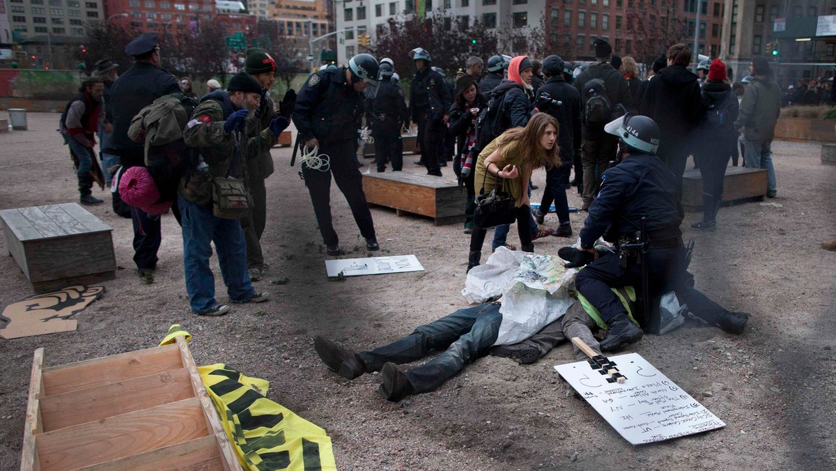 Policja aresztowała w sobotę ok. 50 uczestników ruchu Okupuj Wall Strett - podała telewizja MS NBC. Protestujący wdarli się do nowojorskiego parku Duarte Square Park.