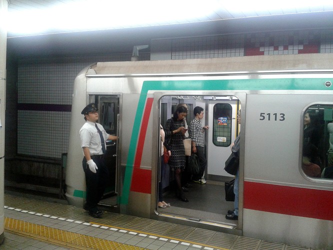 Ogólnie kultura podróżowania pociągiem w Japonii stoi jednak na wysokim poziomie. Przy wejściu na perony i w każdym składzie znajdują się umundurowani pracownicy w białych rękawiczkach.