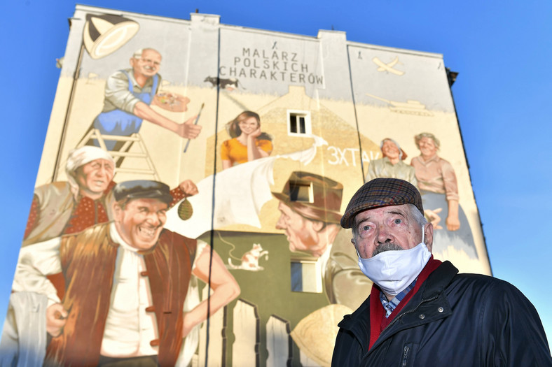 Sylwester Chęciński na tle wrocławskiego muralu z bohaterami jego kultowego filmu (zdjęcie z 2020 r.)