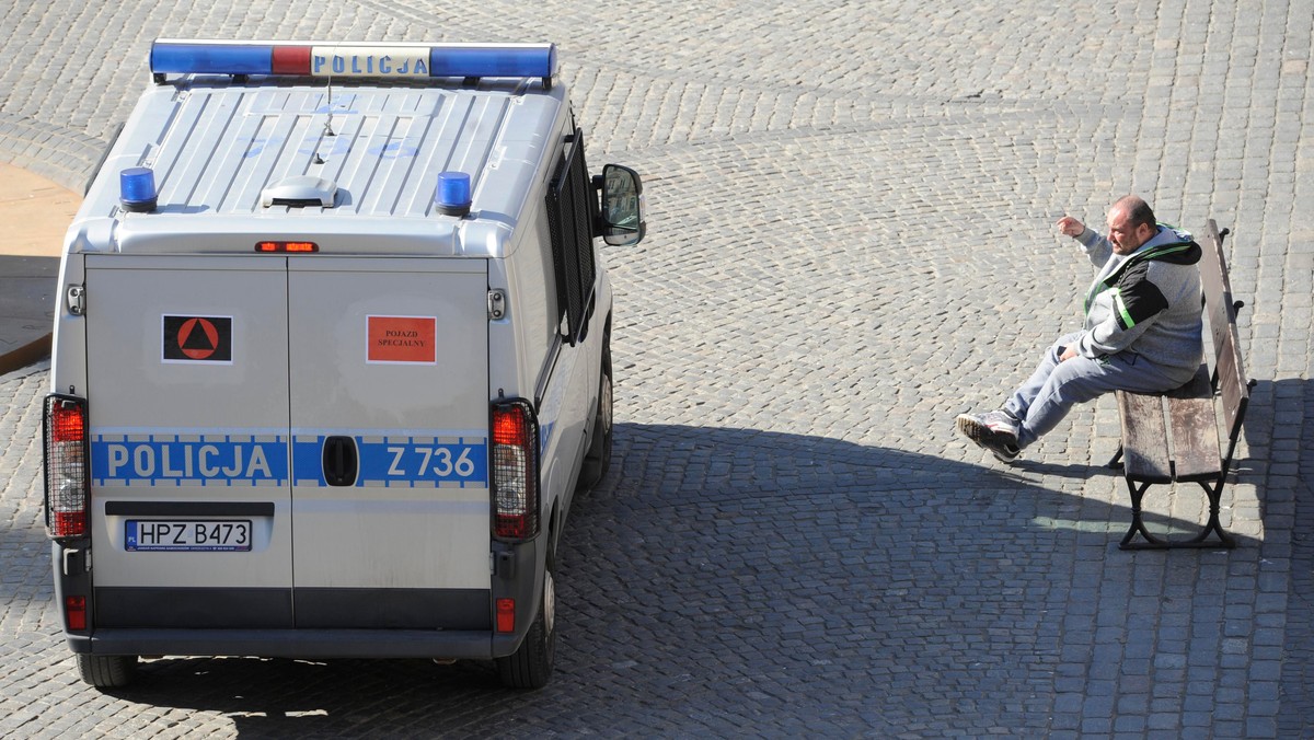 Rynek Starego Miasta w Warszawie. Interwencja policji podczas pandemii koronawirusa.