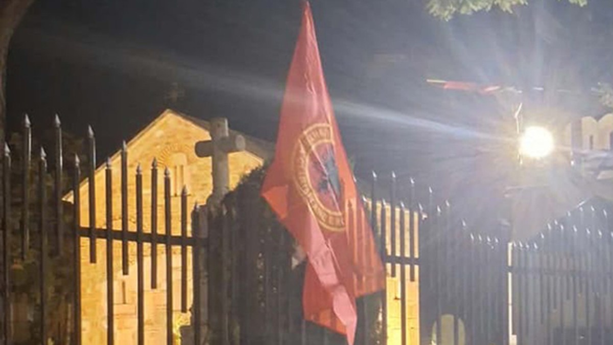 Na ogradi crkvenog poseda u Lipljanu okačene zastave terorističke UČK i Albanije
