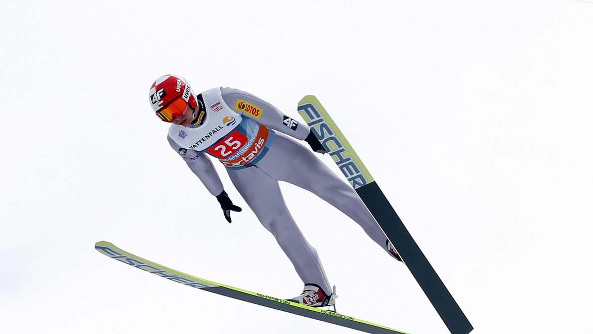 Gregor Schlierenzauer (140,2 pkt) prowadzi po pierwszej serii konkursu w Garmisch-Partenkirchen, który jest drugim etapem Turnieju Czterech Skoczni. Kamil Stoch zajmuje wysokie 7. miejsce. Pozostali Polacy nie awansowali do finałowej serii.