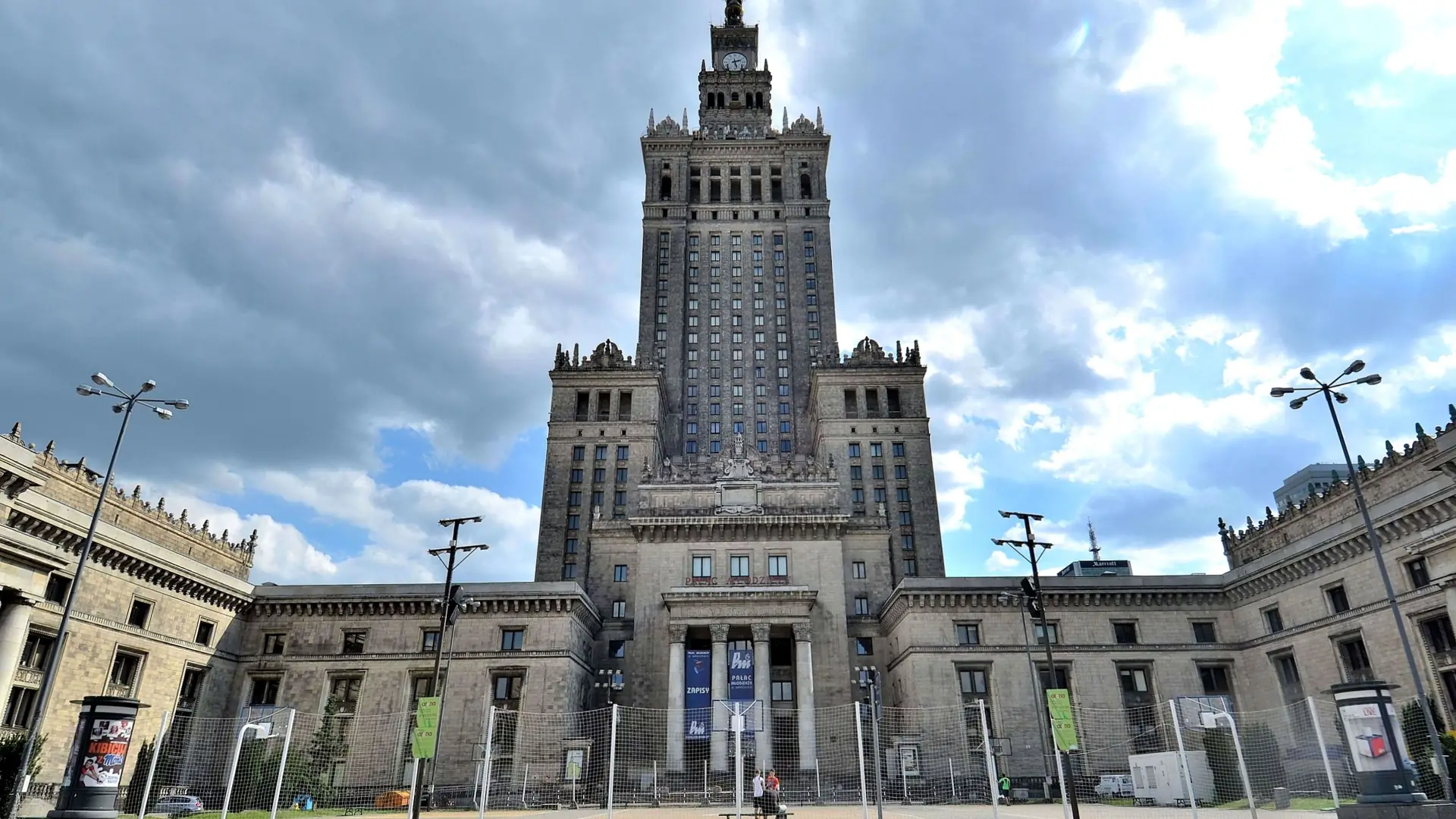 Pałac Kultury i Nauki czeka czyszczenie. Pierwsza ściana już zmieniła kolor