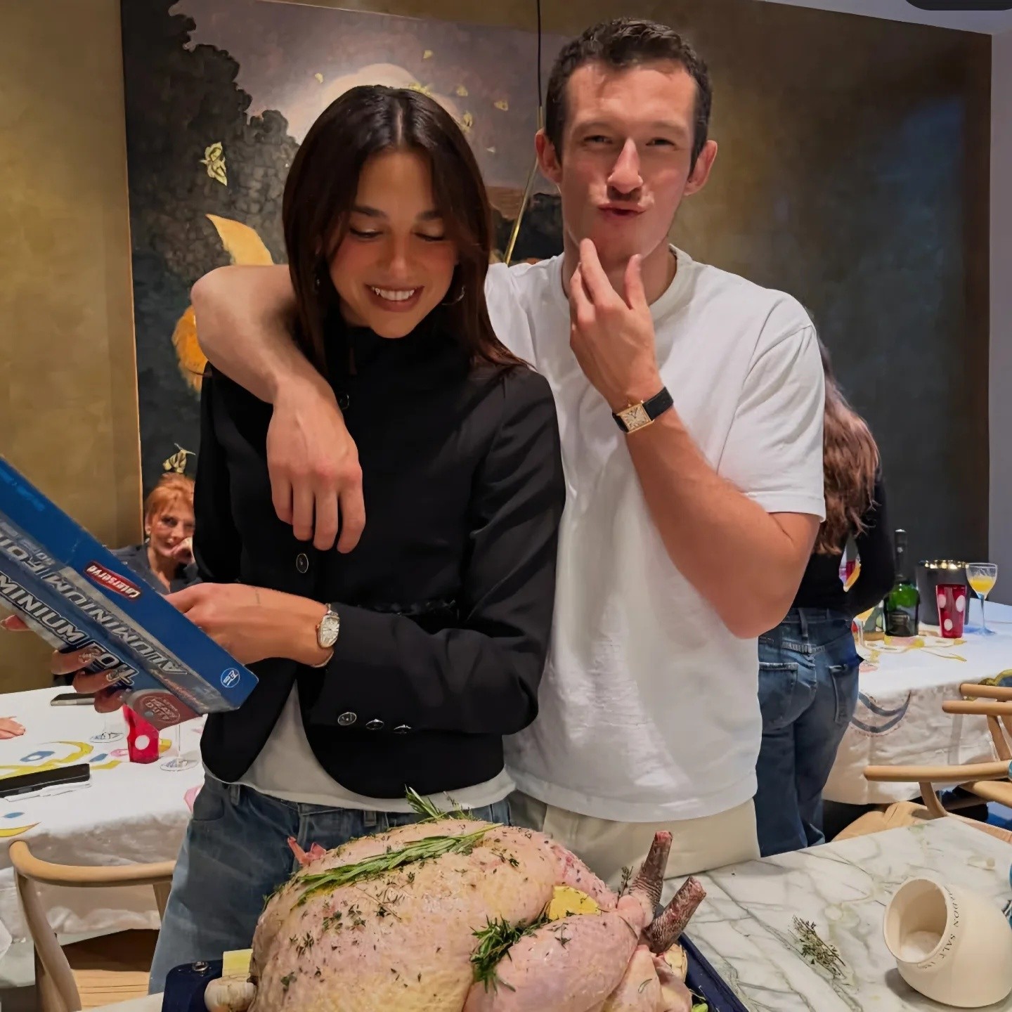 Herec Callum Turner a speváčka Dua Lipa.