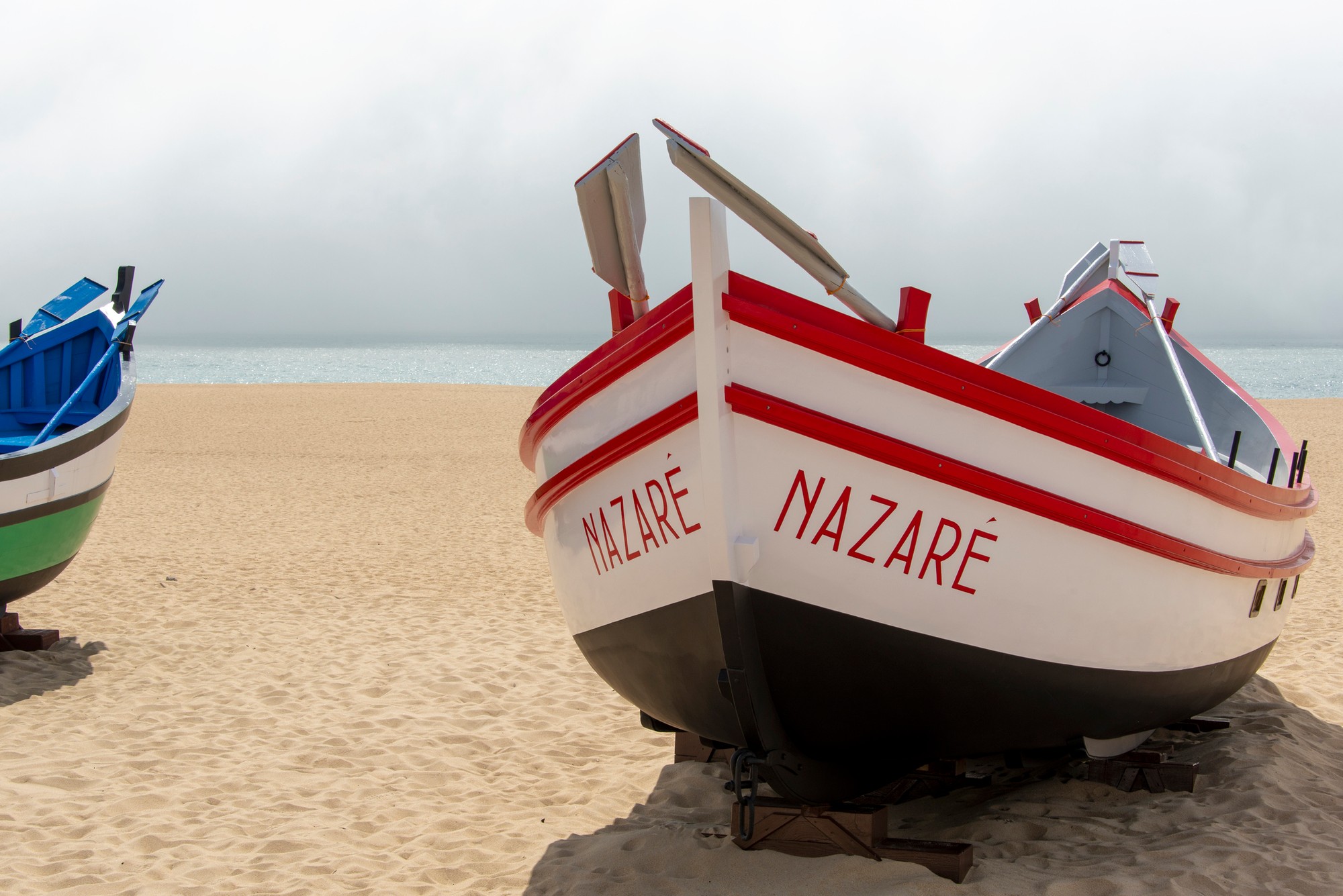 Nazaré je jedno z najobľúbenejších portugalských prímorských letovísk na Striebornom pobreží. (ilustračné foto)