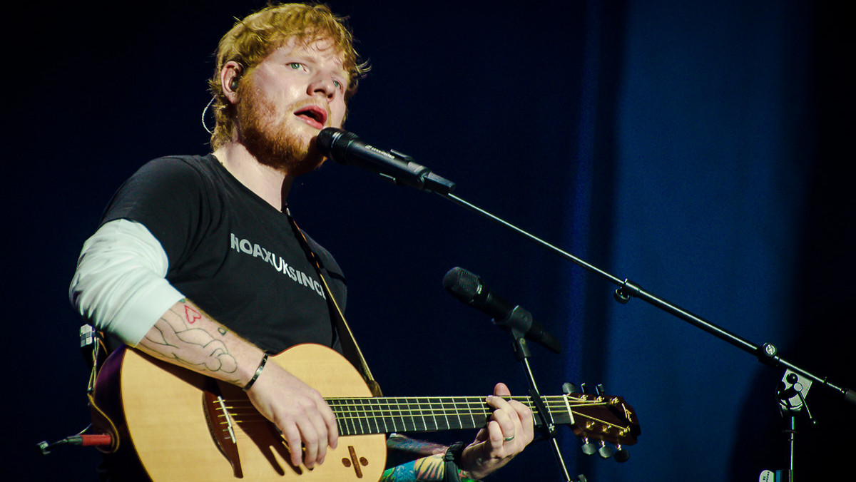 Ed Sheeran ponownie zagrał w Warszawie. Tym razem już nie na Torwarze, jak w 2015 roku, a na Stadionie Narodowym, który wypełnił do ostatniego miejsca. W internecie nie brakuje głosów zachwytu nad młodym gwiazdorem i jego gestem w stronę polskiej publicznosći. Sheeran podczas utworu na bis założył koszulkę z barwami Polski i orzełkiem na sercu.