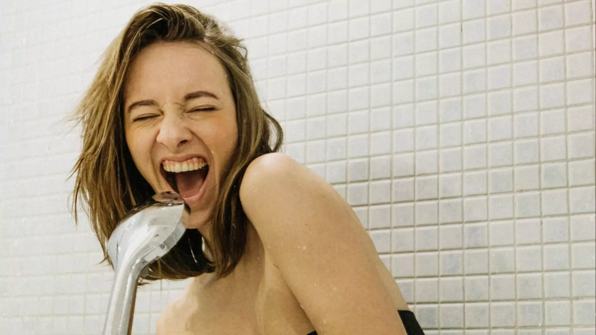 Wstydzisz się śpiewać publicznie, ale pod prysznicem kochasz to robić? Oto powody